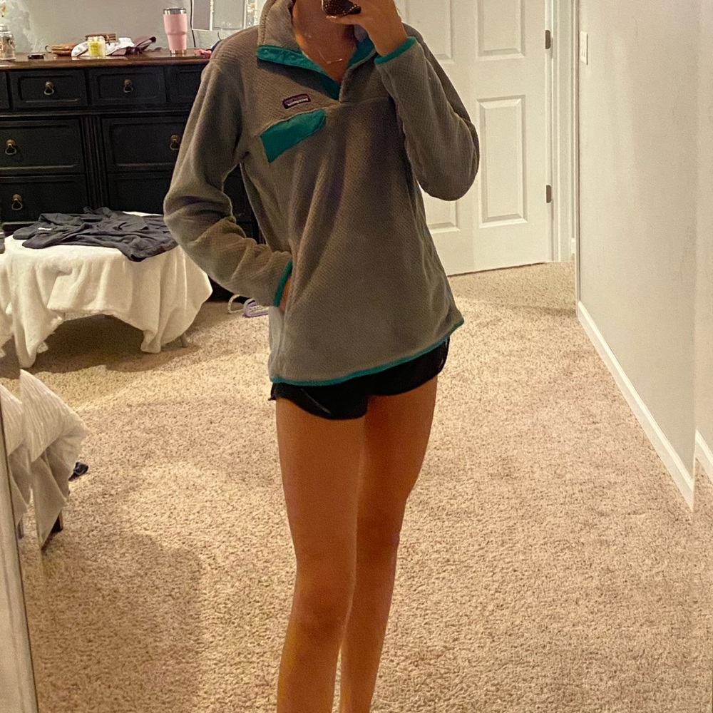Patagonia grey/green sweatshirt